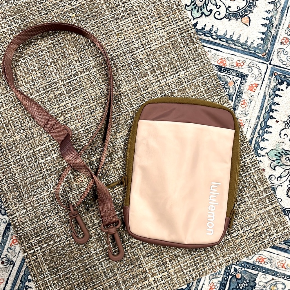 Lululemon Side or waist purse. Fits full phone etc. $28